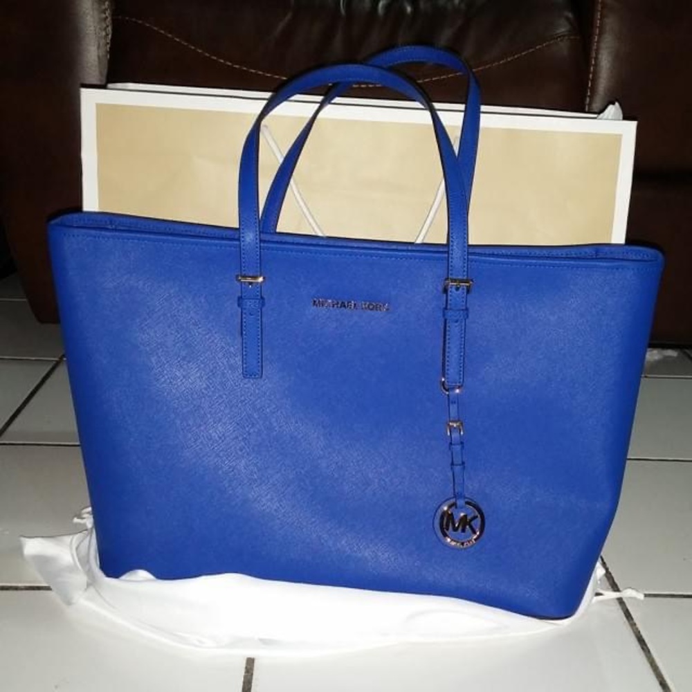 ***sold*** Michael Kors saffiano leather w/wallet large(tote)